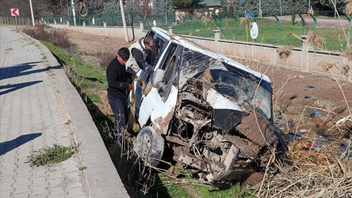 Diyarbakır'da şarampole devrilen servis minibüsündeki 4'ü çocuk 9 kişi yaralandı