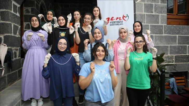 Diyarbakır'da tıp öğrencileri, hastanede tedavi gören çocuklar için takı tasarlıyor