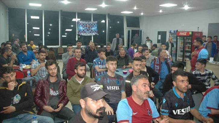 Diyarbakır'da Trabzonsporlu köy sakinleri, şampiyonluğu kutladı