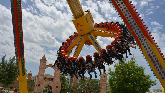 Diyarbakırlı çocuklar lunaparkta eğlendi