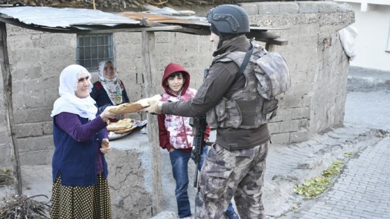 Diyarbakırlı kadınlardan polislere sıcak ekmek ikramı