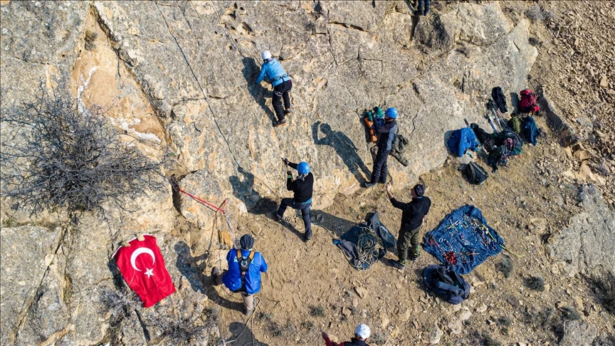 Doğa tutkunları Iğdır Kızıldağ'daki zorlu eğitimlerle profesyonel dağcılığa adım atıyor