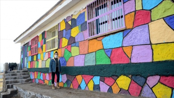 Doğaseverler etkinliklerde topladıkları parayla köy okullarını renklendiriyor