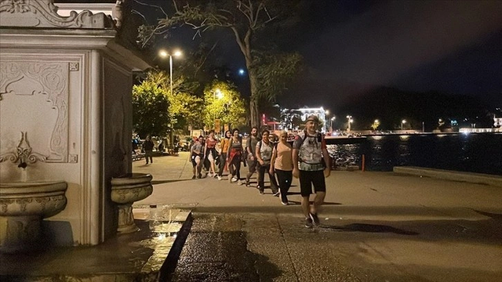 Doğaseverler gece yürüyüşüyle İstanbul Boğazı'nın güzelliğini izledi