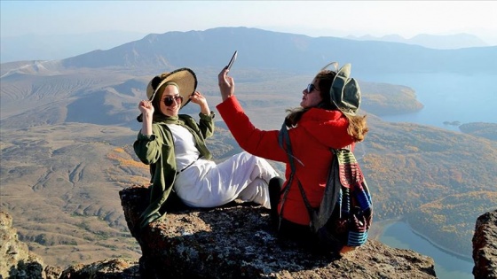 Doğaseverler Kovid-19 sürecinin stresini Nemrut Krater Gölü'nde atıyor