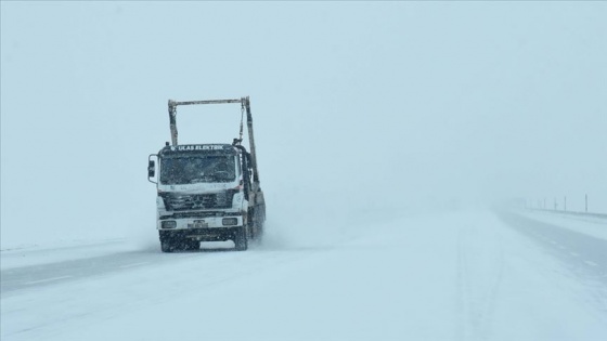 Doğu'da kar yağışı nedeniyle 465 yerleşim birimine ulaşım sağlanamıyor