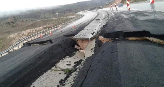 Doğu&#039;nun boğaz köprüsünün girişinde yol çöktü