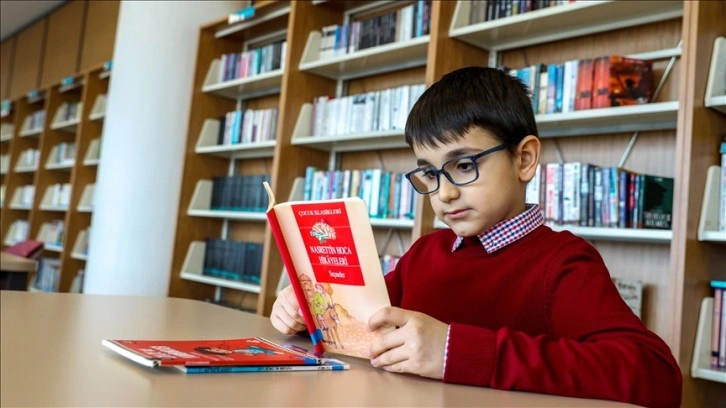 Dokuz yaşındaki 'kitap kurdu' aynı anda 4 kitap okuyor