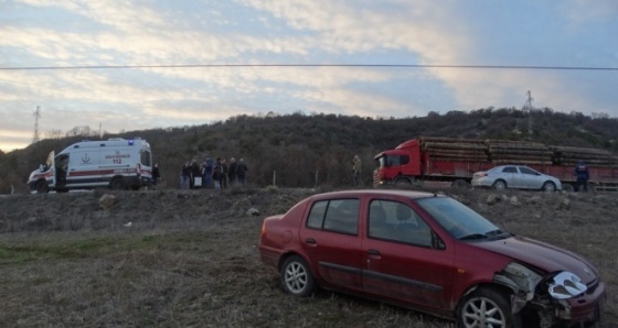 Domaniç’te otomobil tarlaya uçtu: 5 yaralı