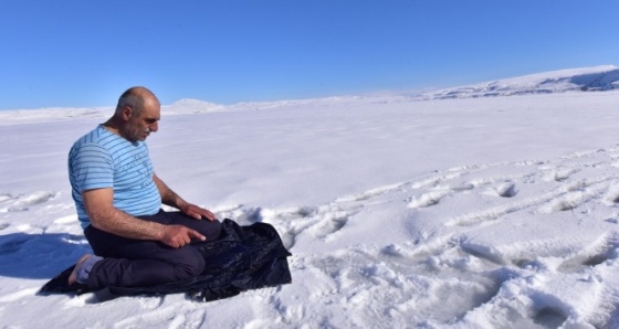 Donan göl üzerinde namaz!