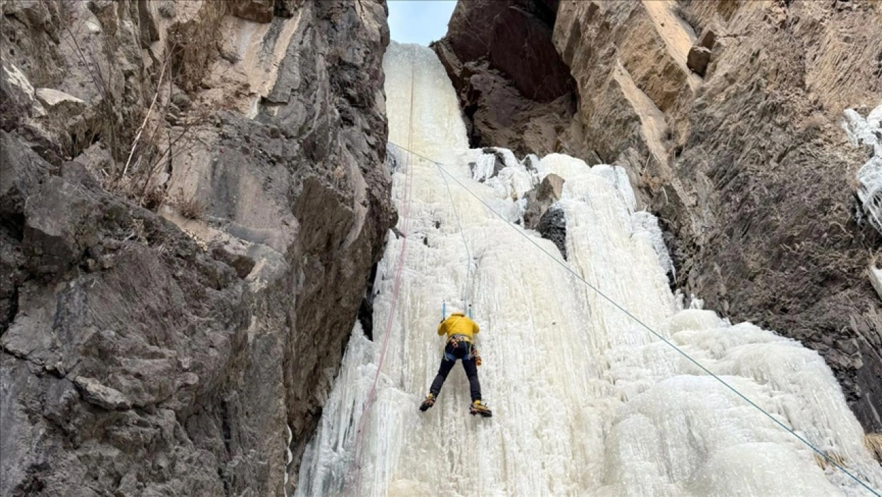 Donan şelaleye tırmanan dağcılar Kars'ın kış turizmine yeni bir soluk getirdi