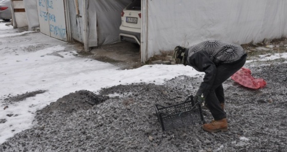 Dondurucu soğukta çocukların ekmek mücadelesi