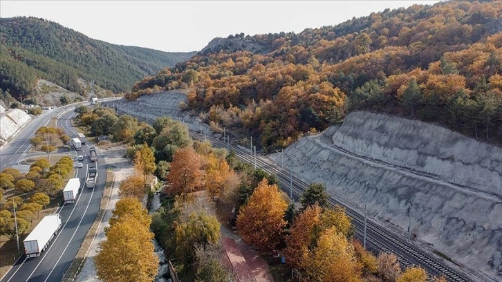 Dört bölgenin kesişimindeki Bilecik'in yolları sonbaharda rengarenk oldu