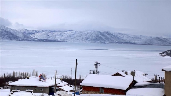 Dört tarafı buzlarla çevrili göl adası