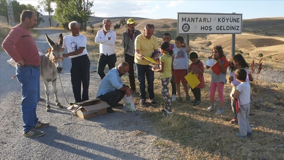 Dostoyevski'nin kitaplarını köylere 'karakaçan' ile götürdü