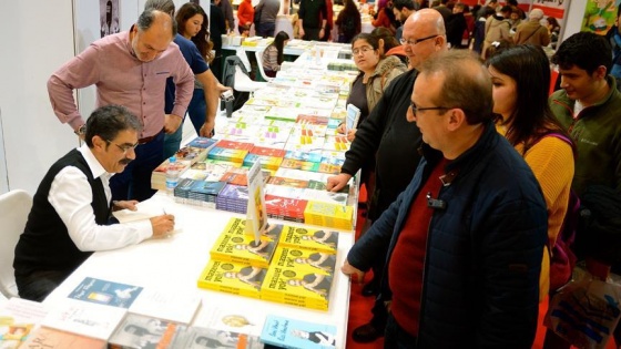 Dr. Şaban Kızıldağ Eskişehir Kitap Fuarı'nda okurlarıyla buluştu