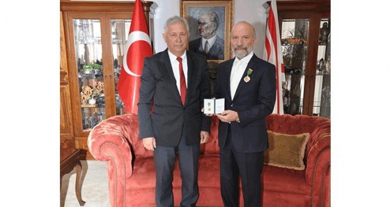 Dr. Suat Günsel’e, 'Vatan Evladı’ ödülü altın madalya takıldı