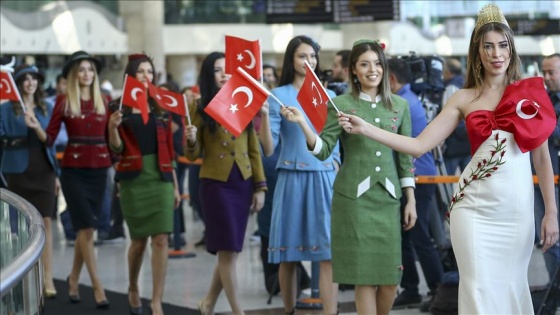 'Dünden Bugüne Cumhuriyet Kadınları Defilesi'