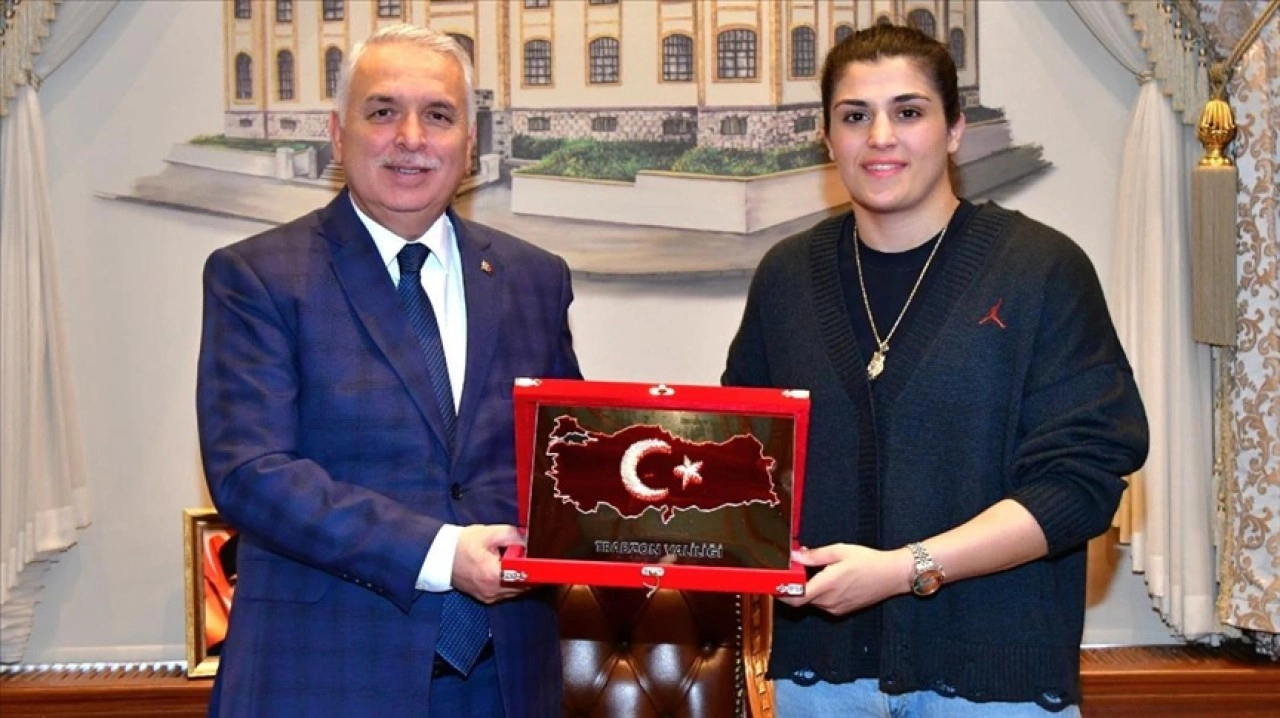 Dünya şampiyonu Busenaz Sürmeneli, Trabzon Valisi Aziz Yıldırım'ı ziyaret etti