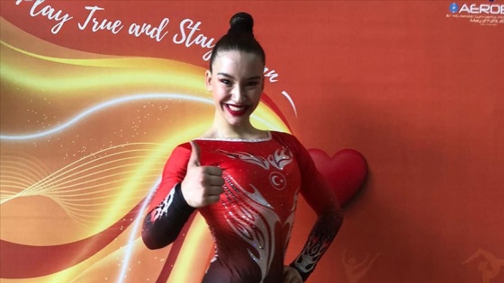 Dünya şampiyonu milli cimnastikçi Ayşe Begüm Onbaşı'ya 'en iyi sporcu' ödülü