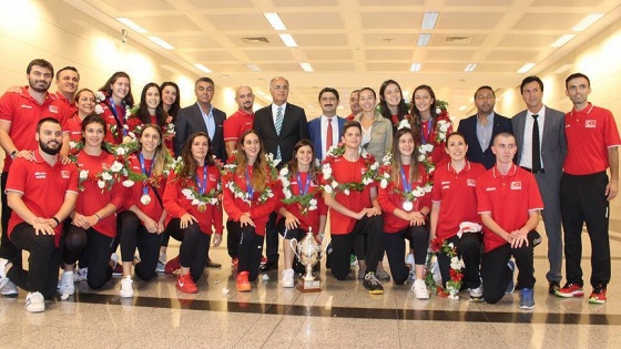 Dünya şampiyonu voleybolcular yurda döndü