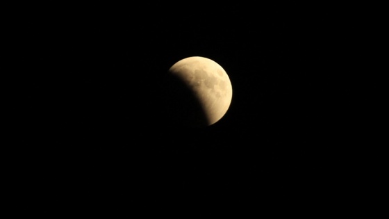 Dünya yarın gece 'Süper Çiçek Kanlı Ay' tutulmasına tanıklık edecek