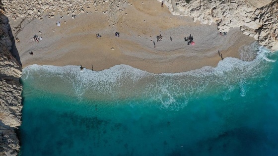 Dünyaca ünlü Kaputaş Plajı'nda deniz, kum ve güneş keyfi