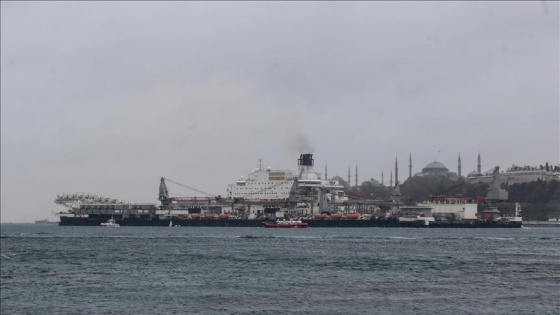 Dünyanın en büyük inşaat gemisi İstanbul Boğazı'ndan geçti