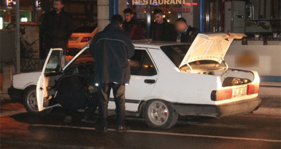 ‘Dur’ ihtarına uymayan otomobile ateş edilerek durduruldu