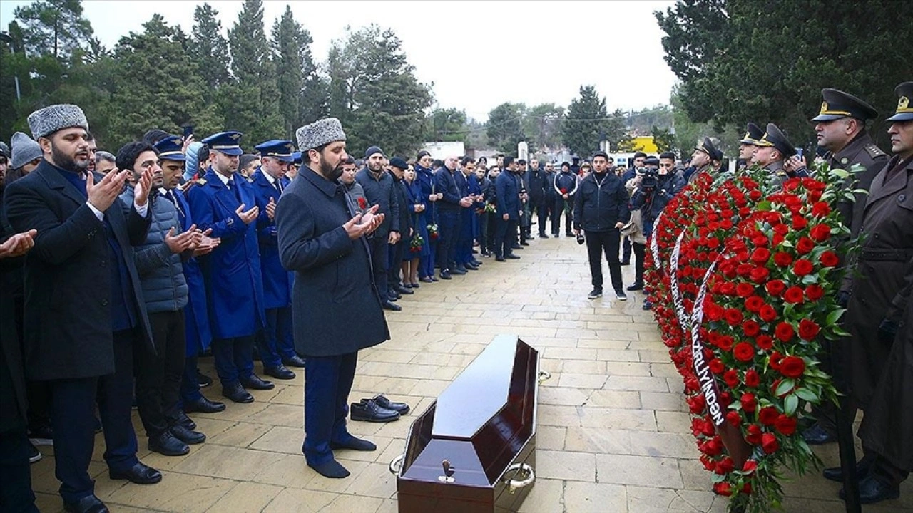 Düşürülen Azerbaycan uçağında yaşamını yitiren mürettebat törenle defnedildi