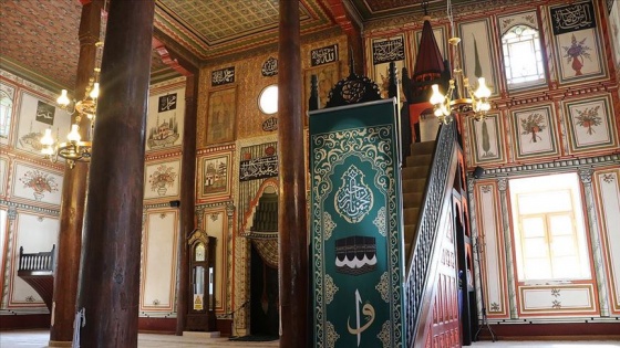 Duvarları çiçek bahçesini andıran 217 yıllık cami