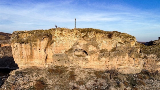 Duvarları farklı haç motifleriyle bezenmiş 1600 yıllık kaya kilise turizme kazandırılacak