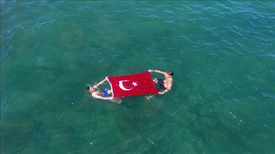Düzce'de denizde Türk bayrağı açan gençler '19 Mayıs'ı coşkuyla kutladı