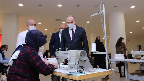 Düzce'de koronavirüsle mücadelede kent nüfusunun 8 katı maske üretildi