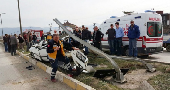 Düzce’de otomobil takla attı gençler ölümden döndü