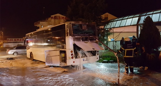 Düzce’de özel halk otobüsü motor kısmından yandı