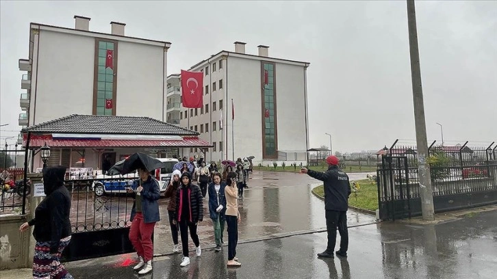 Düzce'de çevreye yayılan doğal gaz kokusu sebebiyle yurttaki öğrenciler tahliye edildi