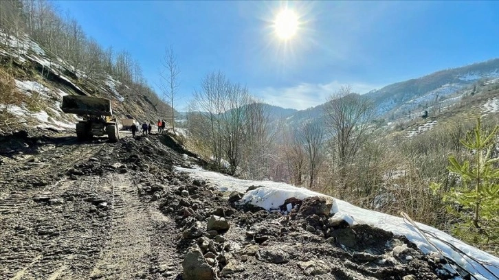 Düzce'de heyelan nedeniyle köy yolunda çökme meydana geldi