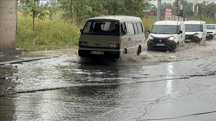 Düzce'de sağanak nedeniyle yollarda su birikintileri oluştu