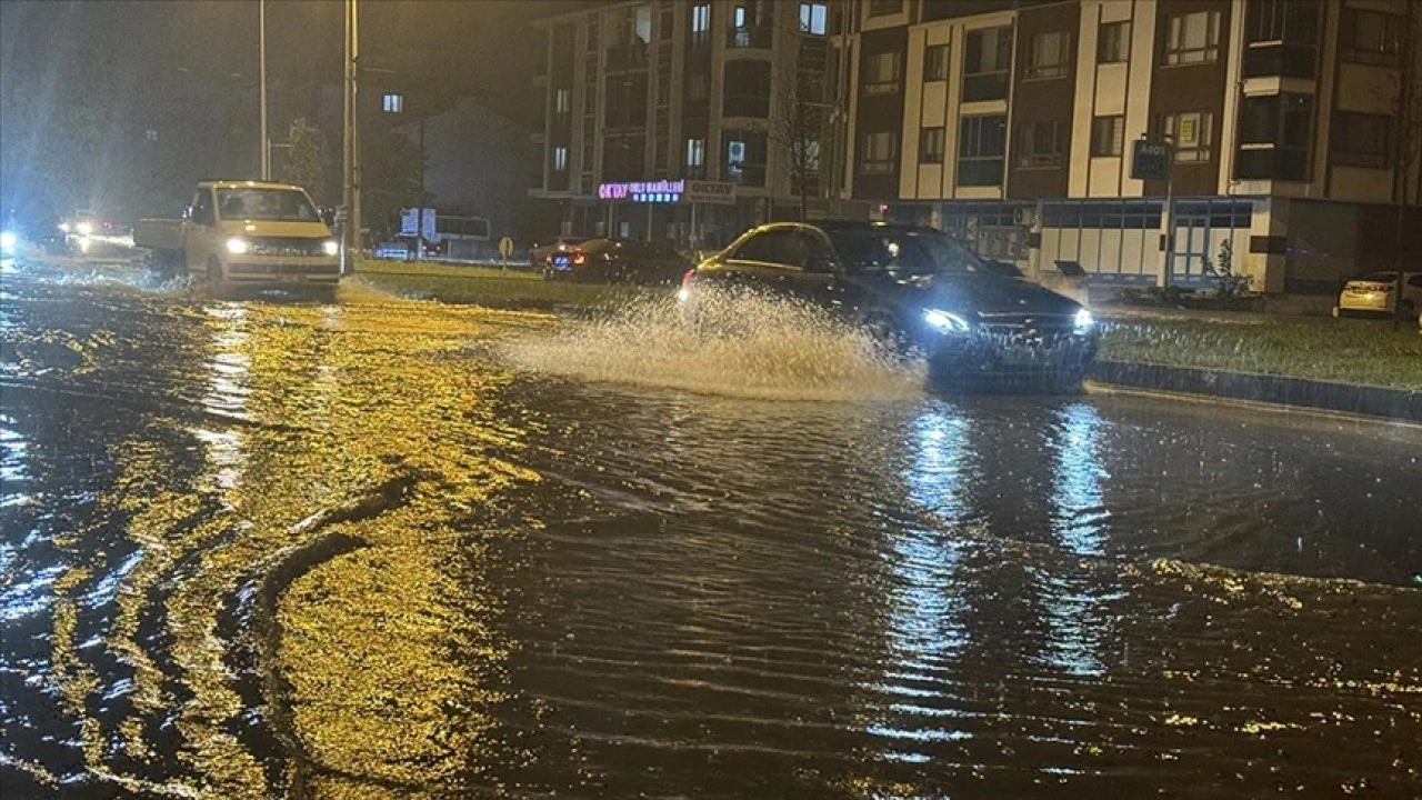 Düzce'de sağanak ve kuvvetli rüzgar etkili oldu