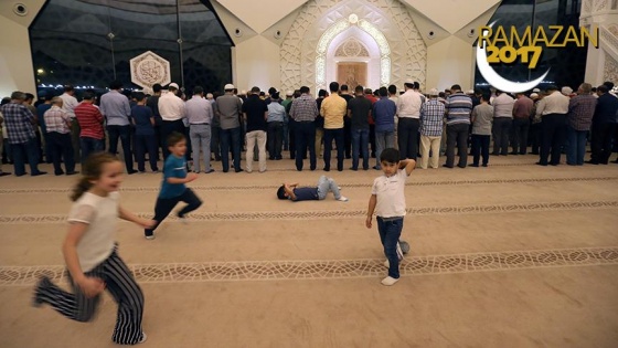 Ebeveynleri namaz kılıyor, çocuklar oyun oynuyor