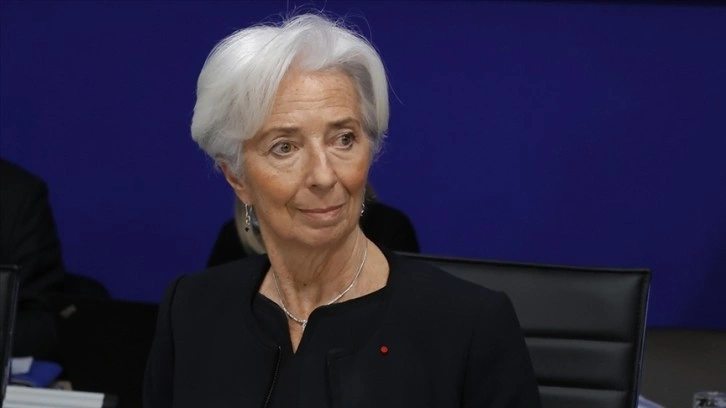 ECB Başkanı Lagarde: Enflasyonla mücadelede ekonomik büyüme kısıtlanabilir