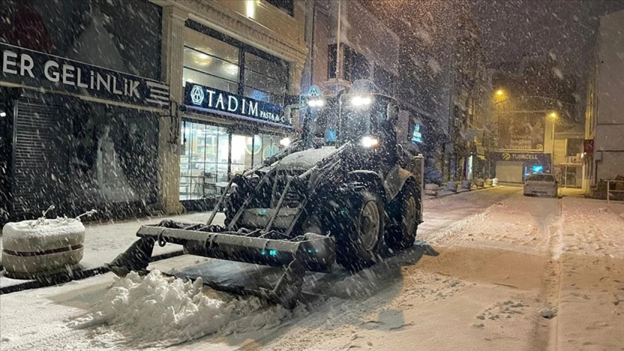 Edirne'de ekiplerin karla mücadele çalışmaları sürüyor