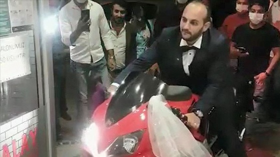 Edirne'de motosiklet tutkunu damat düğün salonuna motosikletle girdi