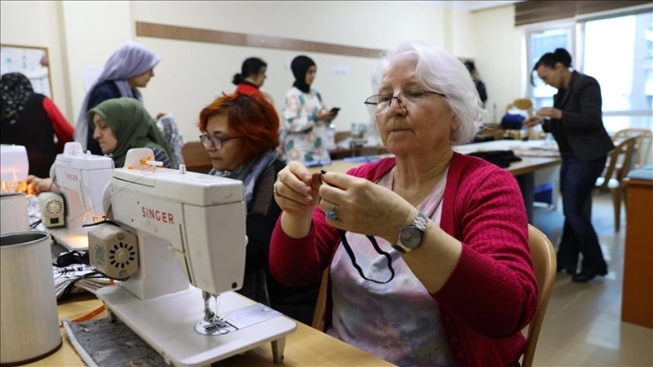 Edirne Halk Eğitim Merkezi kursiyerleri depremzedeler için kıyafet üretiyor