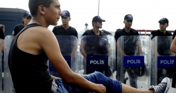 Edirne’ye yürüyen Suriyeli mültecilere polis engeli