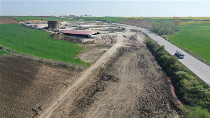 Edirne'de asfalt şantiyesinden sızan zifti temizleme çalışmaları tamamlandı