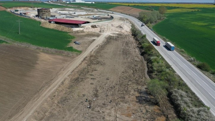 Edirne'de asfalt şantiyesinden tarlalara akan zifti temizleme çalışması yarın tamamlanacak