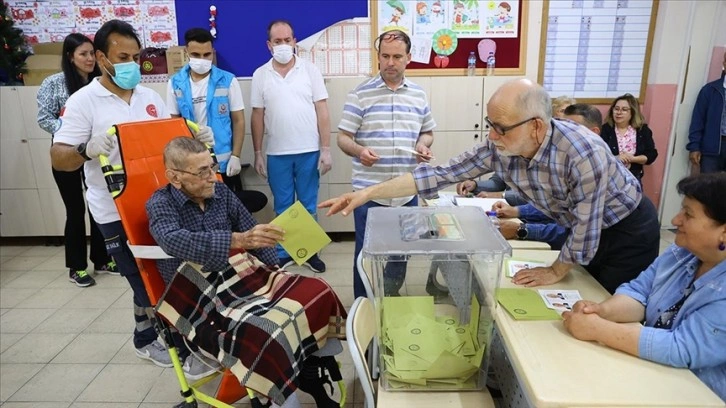 Edirne'de evde tedavi gören hastalar, ekiplerin yardımıyla oy kullandı