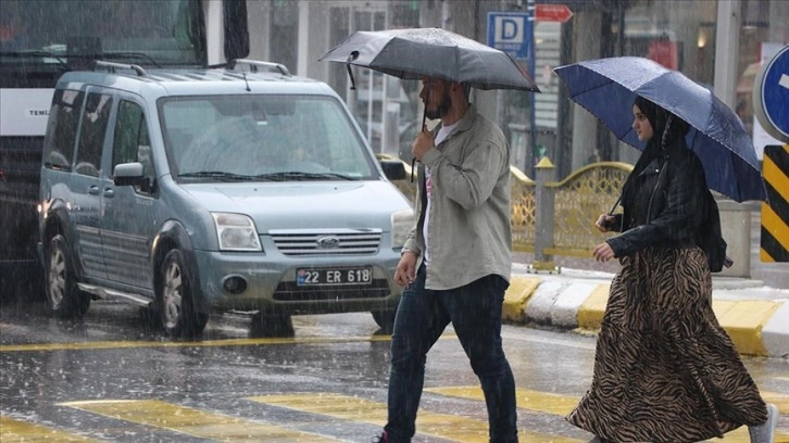 Edirne'de gök gürültülü sağanak etkili oluyor